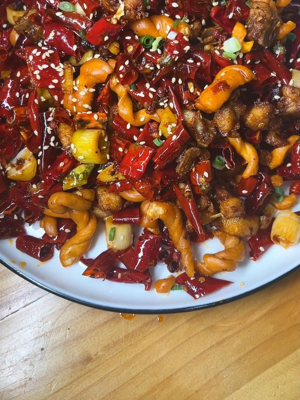 外酥里嫩重庆辣子鸡,辣中带香超好吃!