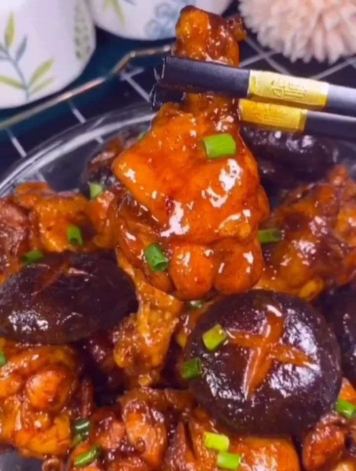 鸡肉炖香菇!鲜咸爽口,味道真的超级好吃,大人小孩都喜欢