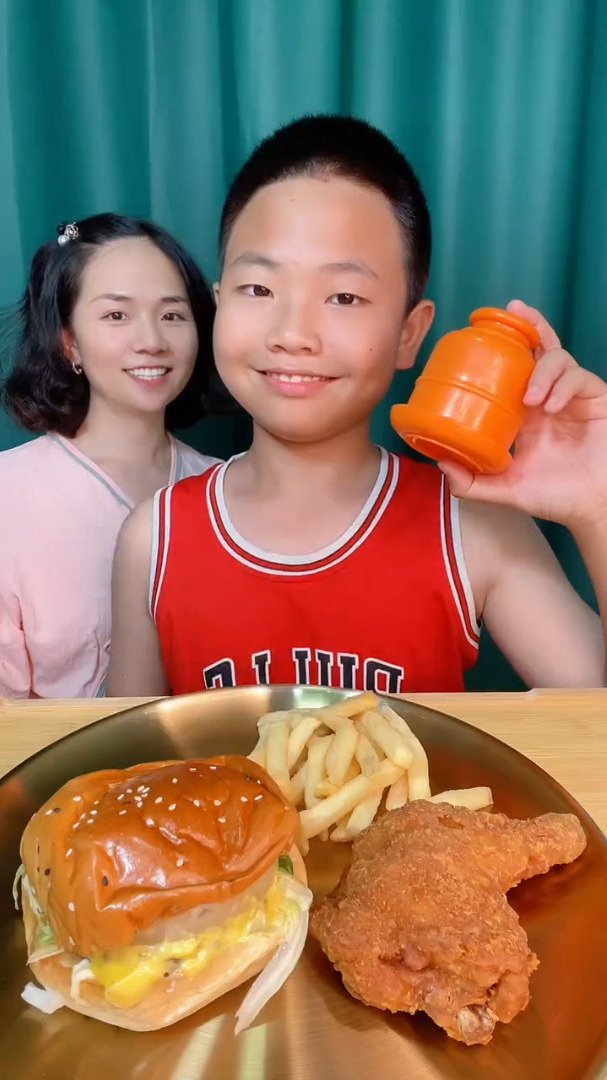 久违的汉堡套餐太香了啦