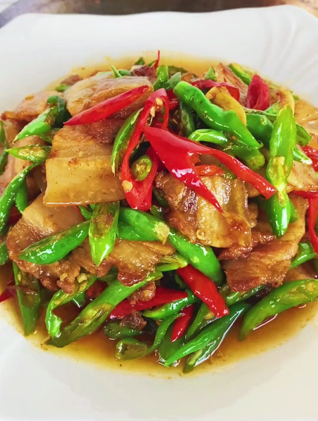 分享一个家常青椒回锅肉,这道菜做法简单而且非常的好吃下饭