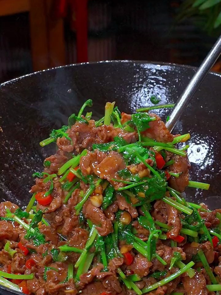 香菜炒牛肉的家庭版做法,牛肉鲜嫩,香辣有味,好吃还下饭
