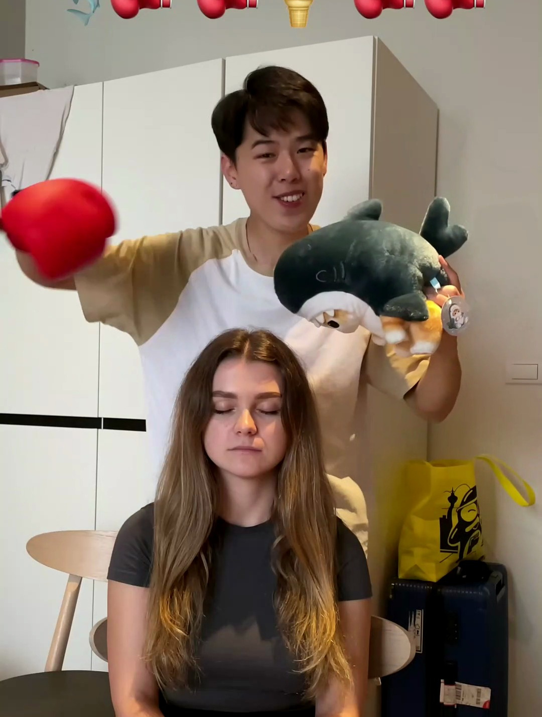 搞笑视频:拳头和鲨鱼玩偶你选哪个