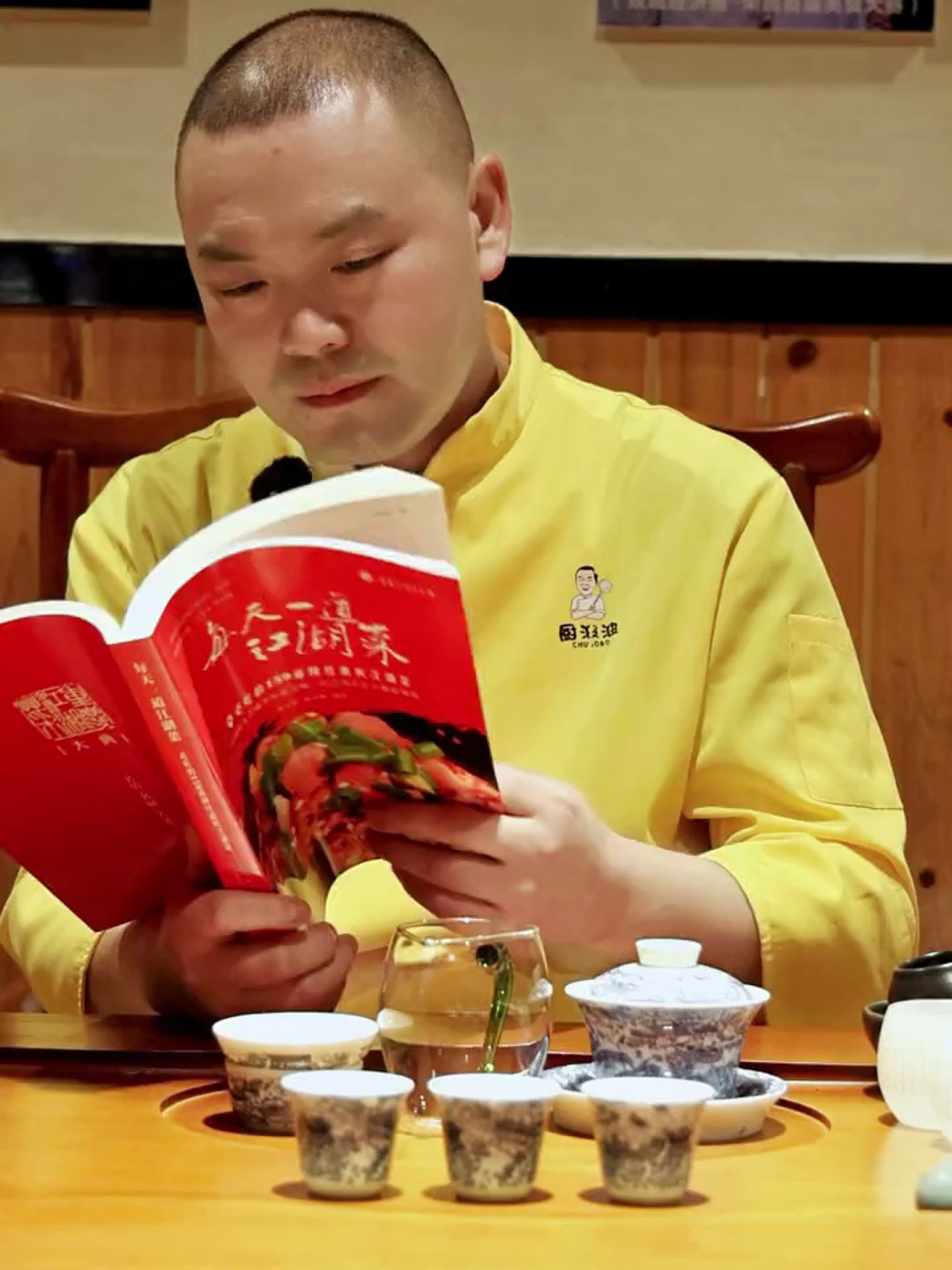 今天照着书做一道具有代表性的重庆江湖菜云水煮鱼