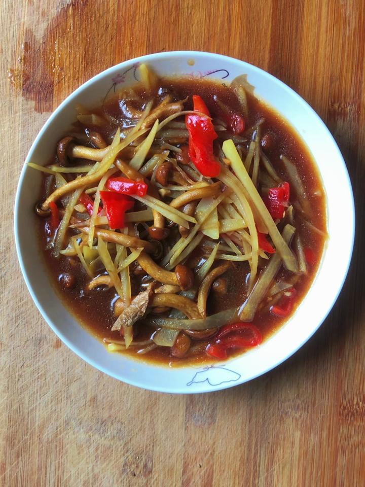 土豆怎么做才好吃又简单,分享一道土豆炒滑子菇