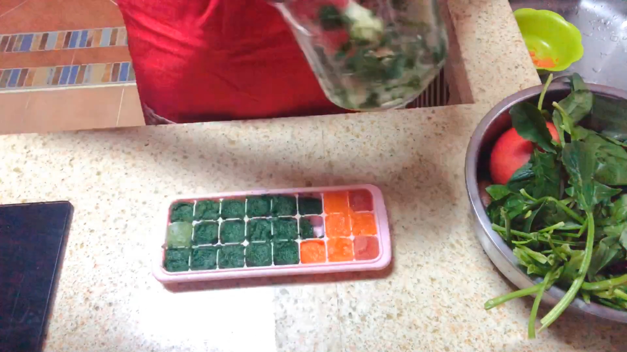 宝宝辅食宝妈下班给宝宝做香菇菠菜泥,操作简单做一次够吃几顿