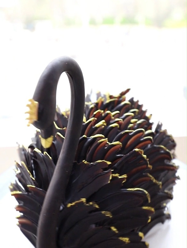 欧米奇蛋糕课堂实拍:高级感满满的黑天鹅蛋糕!赶紧学起来~