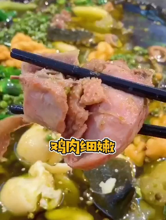 姐妹们,重庆首家藤椒味的肥肠鸡!我帮你们找到啦,冲!