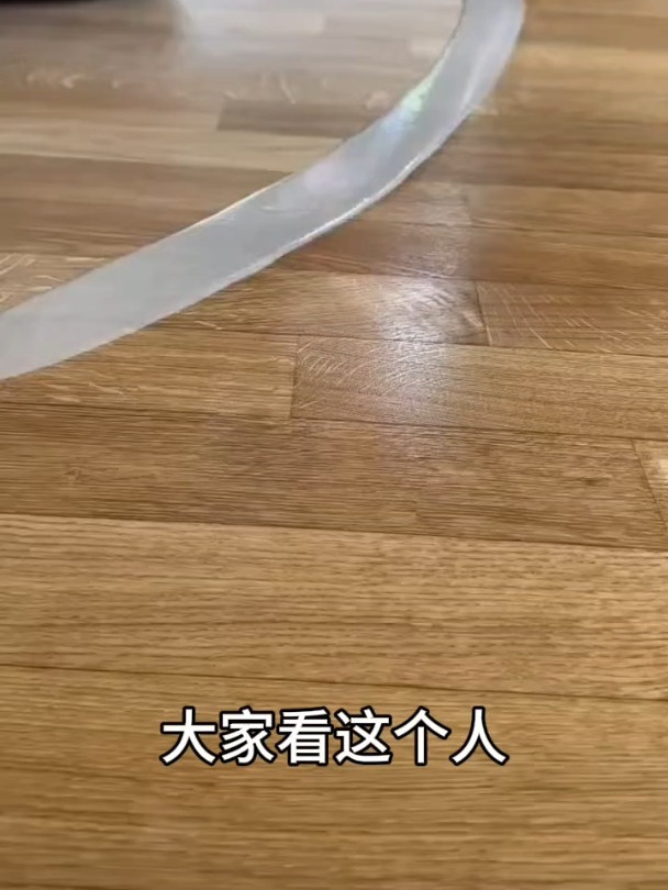 这好像是在摊煎饼,这涂抹的是什么?油漆吗?