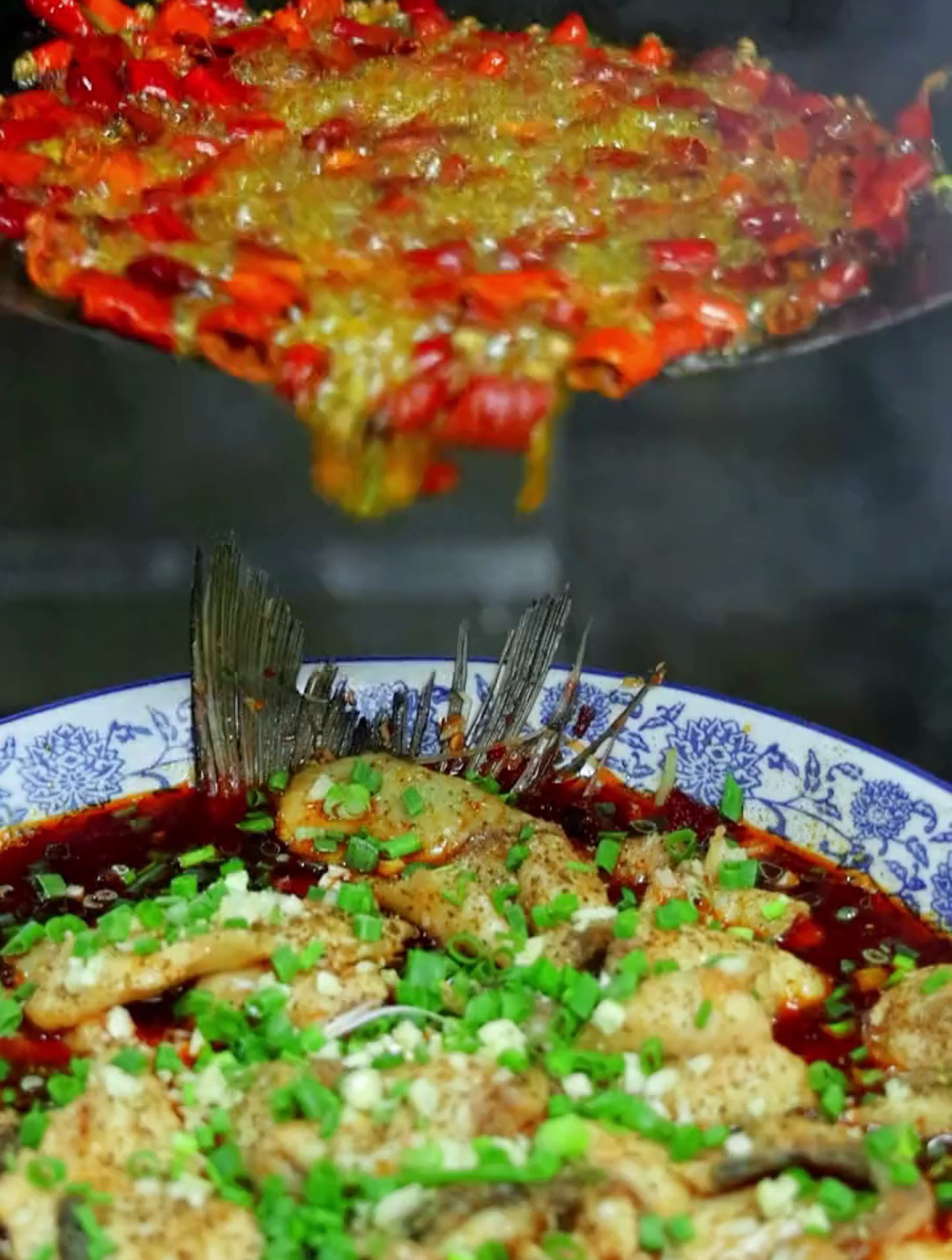 今天做一道川菜24味型麻辣味的代表菜水煮麻辣鱼,麻辣鲜香