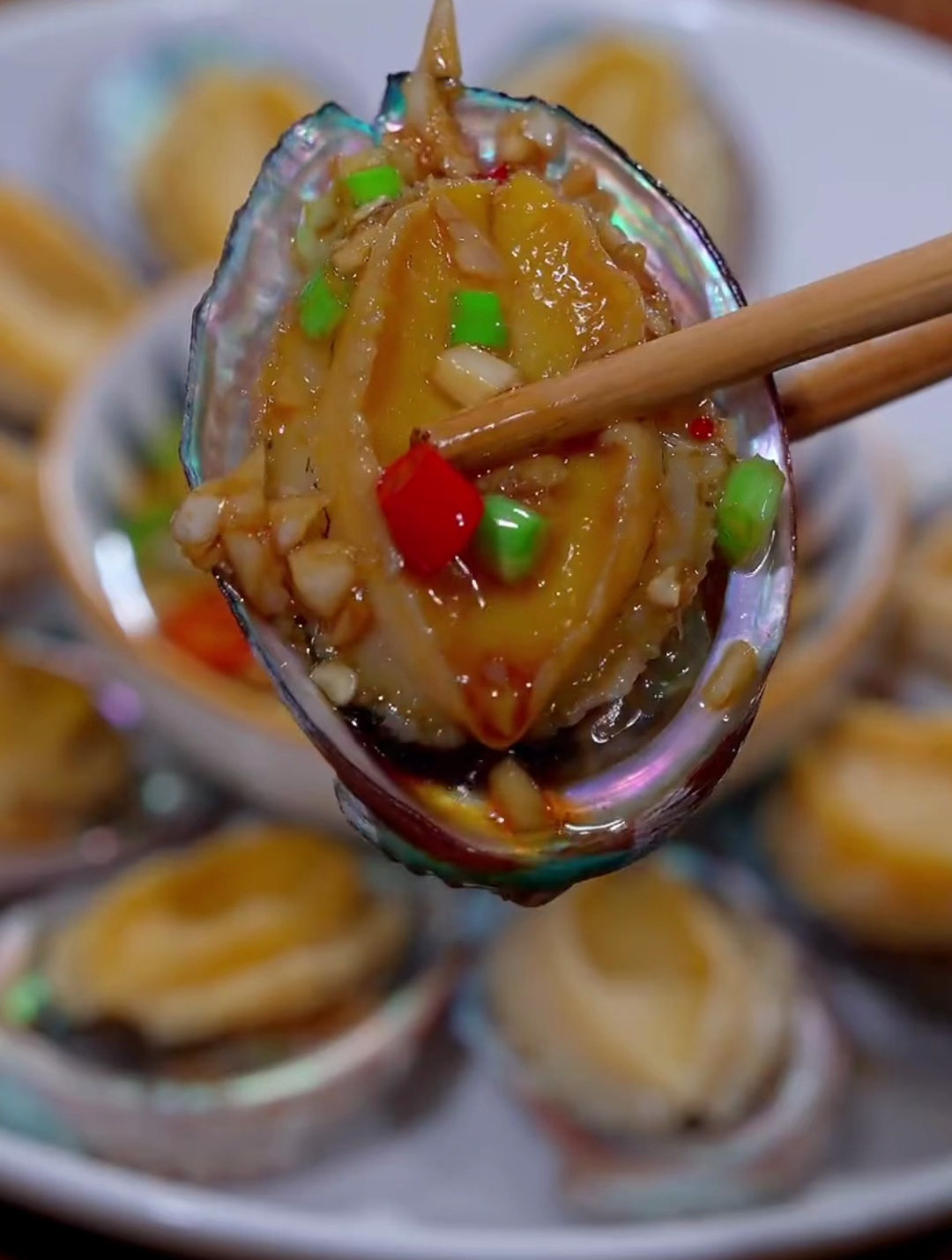 鲍鱼很多人都爱吃,怎样做才味道鲜美呢?