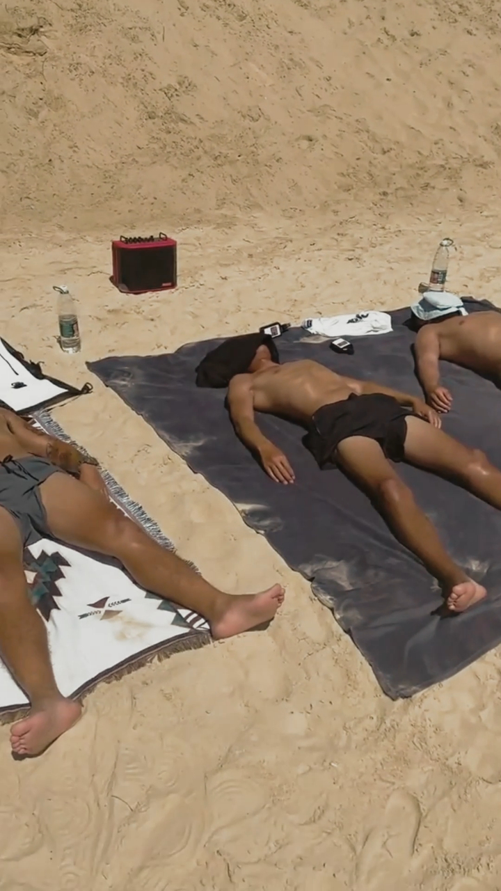 海边偶遇肌肉男沙滩,发现肌肉男真会玩