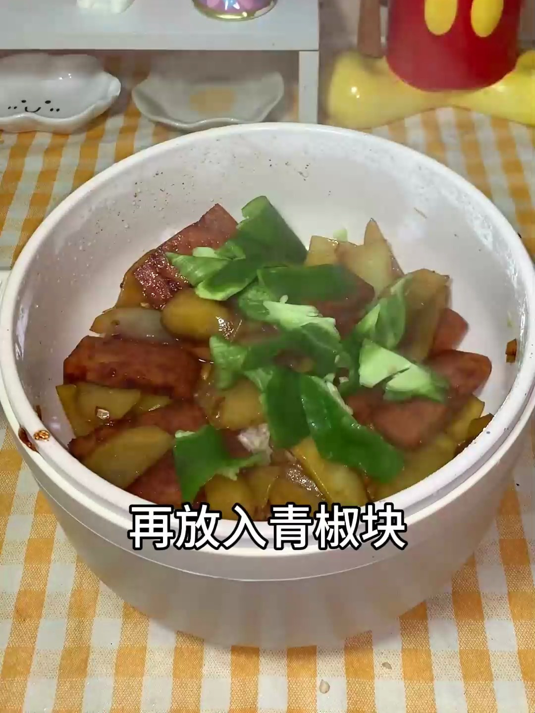 辣椒土豆炒午餐肉虾仁滑蛋,上班人的随心便当