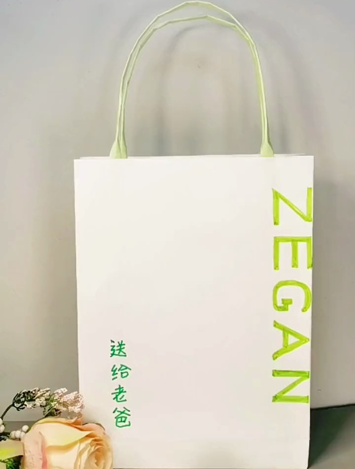最简单的折纸袋子的方法,自己折个专卖店的手提袋