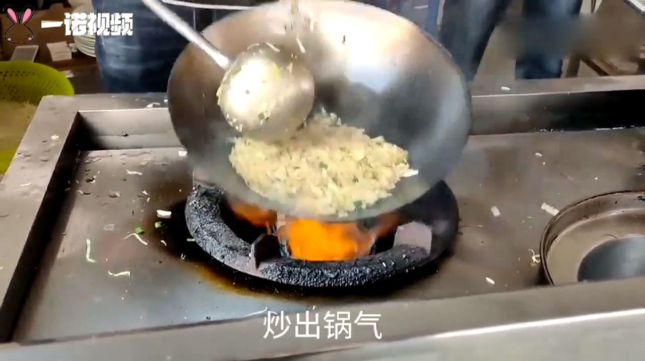 看广东大厨炒饭就是专业,这颠锅技术牛不牛你说了算