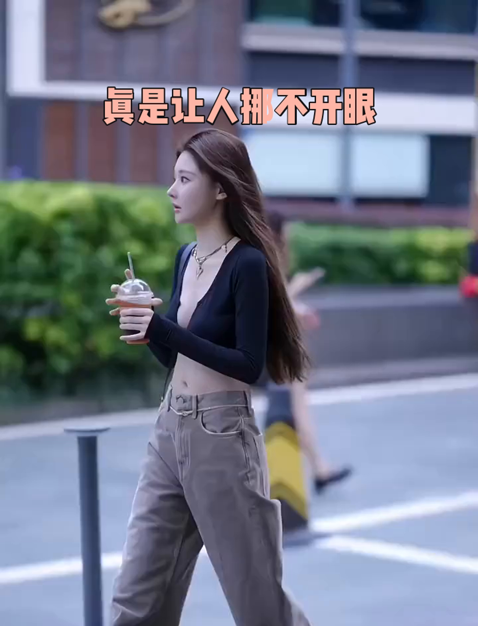 靓女出街!手捧奶茶走路带风,黑T配阔腿裤超有范儿,这气质绝了!