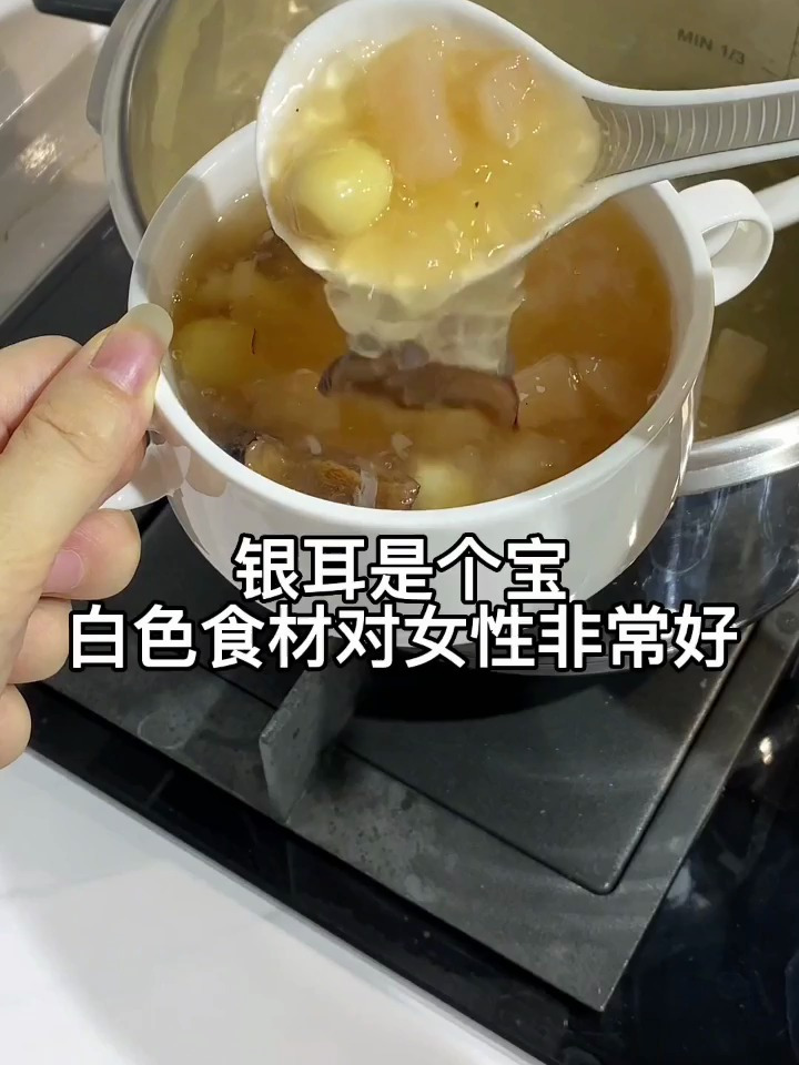 雪梨一个,莲子15g,百合15g,本草银耳3g,红枣3颗