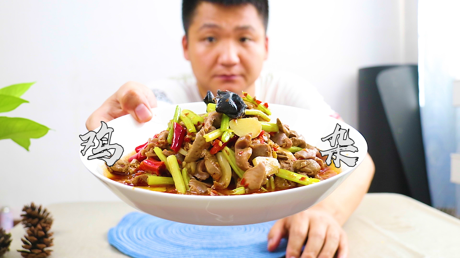 小哥教你做泡椒鸡杂,做法简单,酸辣爽口,非常开胃下饭