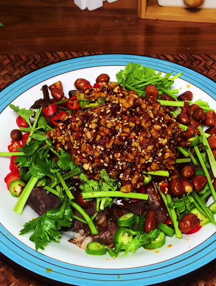 卤牛肉凉拌直接吃都是非常好吃的一道菜