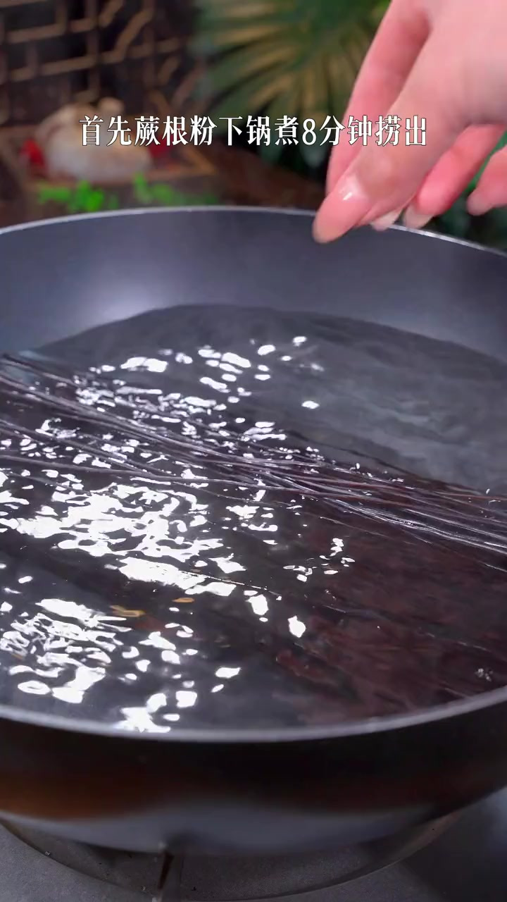 饭店里桌桌必点的凉拌菜酸辣蕨根粉,原来自己在家做这么简单