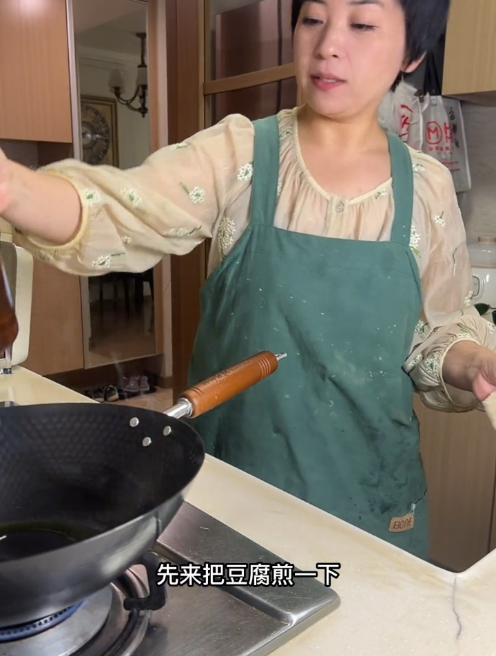 午餐给家人煲了鸡汤,还做了三个家常菜