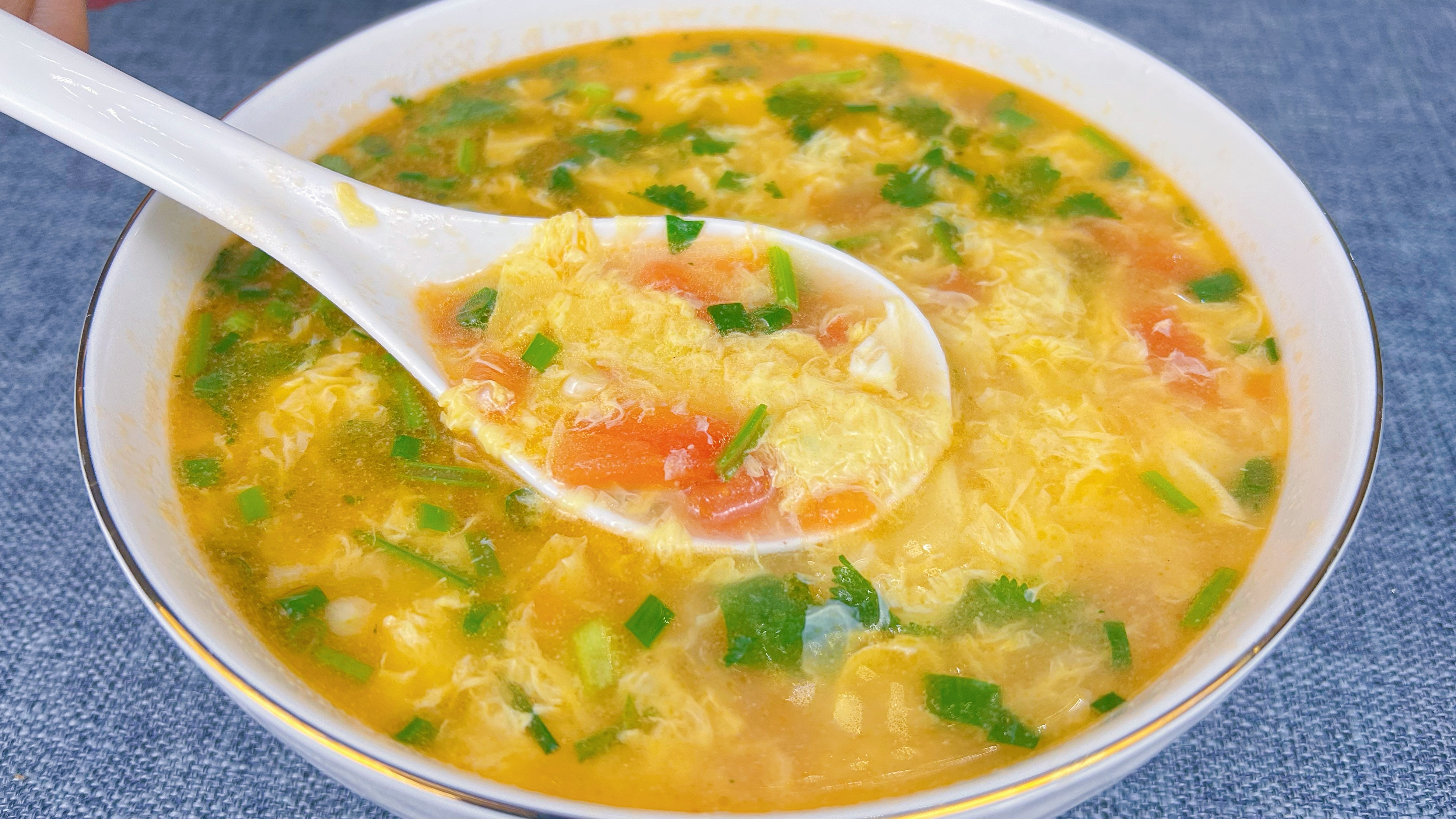 西红柿鸡蛋汤，切记不要直接倒入鸡蛋，教你一招，蛋花漂亮又美味