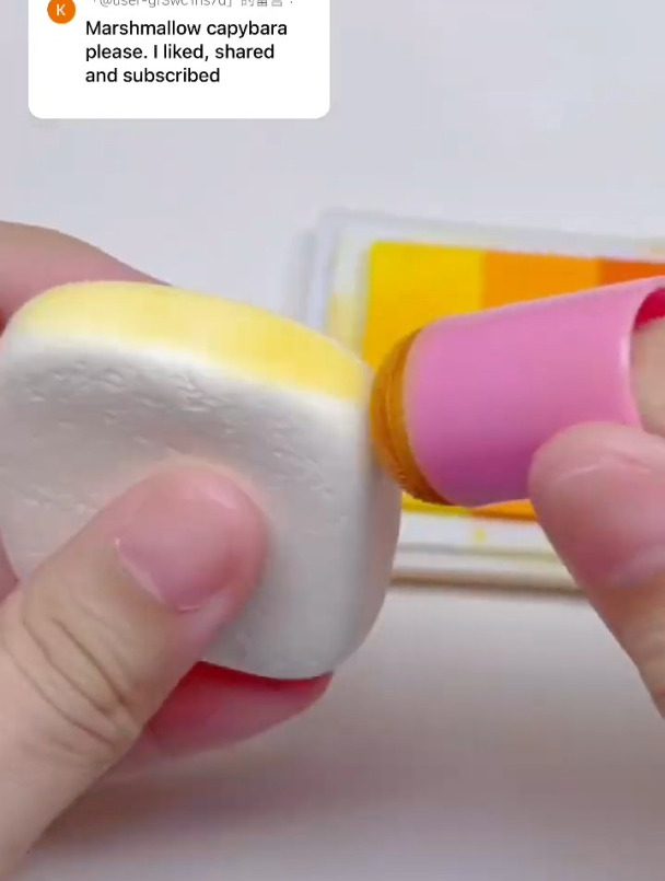 快来一起用橡皮泥做出卡皮巴拉棉花糖面包吧