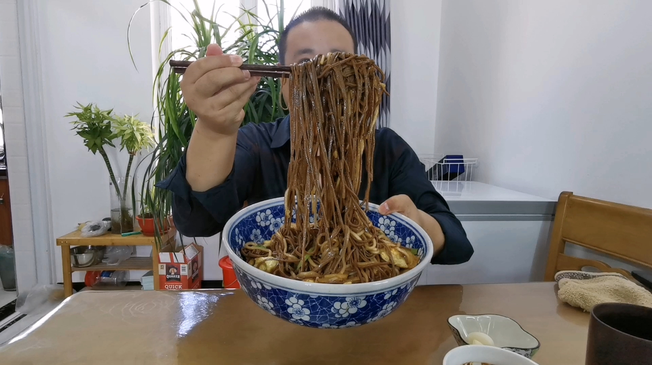 甘肃定西特色美食血面,跟土豆粉条一起炒着吃真是太香了 超好吃