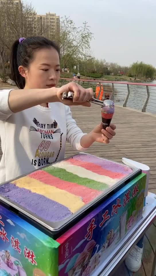 冷饮奶茶彩虹冰淇淋机摆摊小型手工流动七彩冰激凌车