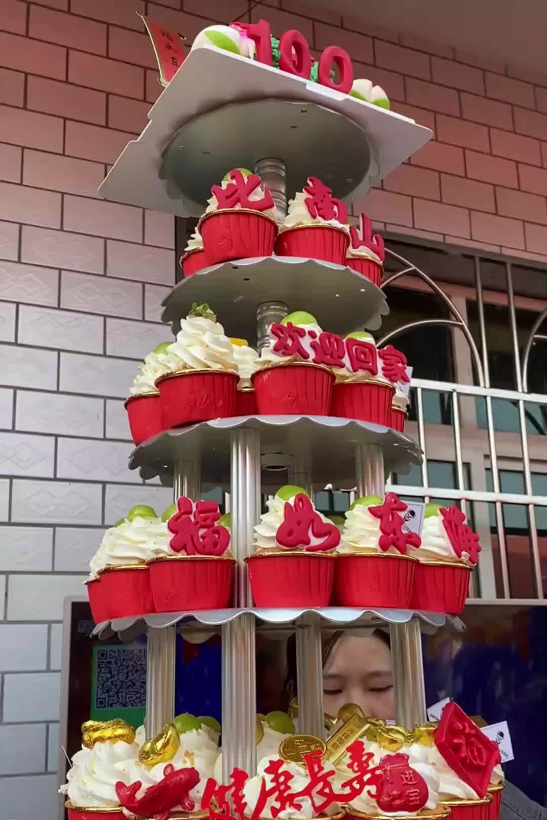 十层蛋糕 惊艳现场 家人为百岁老兵回湘办百岁宴