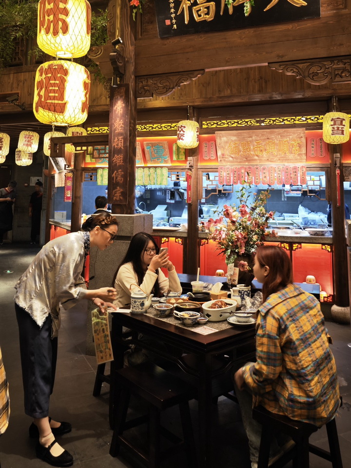 武昌万象城里的复古餐厅——南京大牌档
