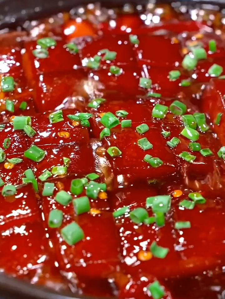 红烧东坡肉,肥而不腻,色泽鲜亮