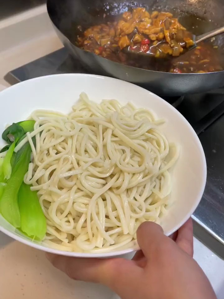 家常菜之香菇鸡丁拌面,看完就会做