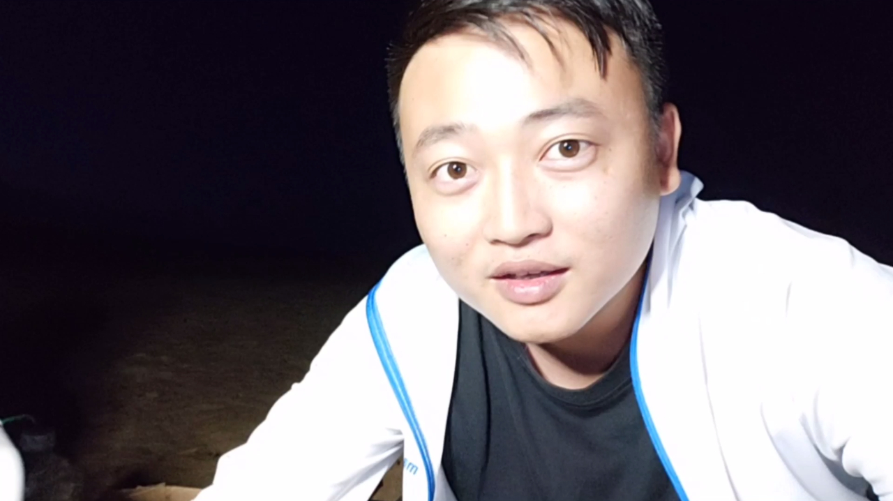 钓鱼:阿吉夜晚去沙滩远投钓鱼,海南季节鱼打了一锅超鲜鱼汤