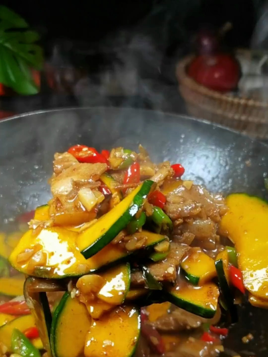 今天做到简单又好吃的家常菜,小南瓜炒肉,没吃过的,可以试试