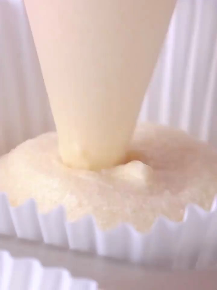 令人敬畏的彩虹奶油混合纸杯蛋糕