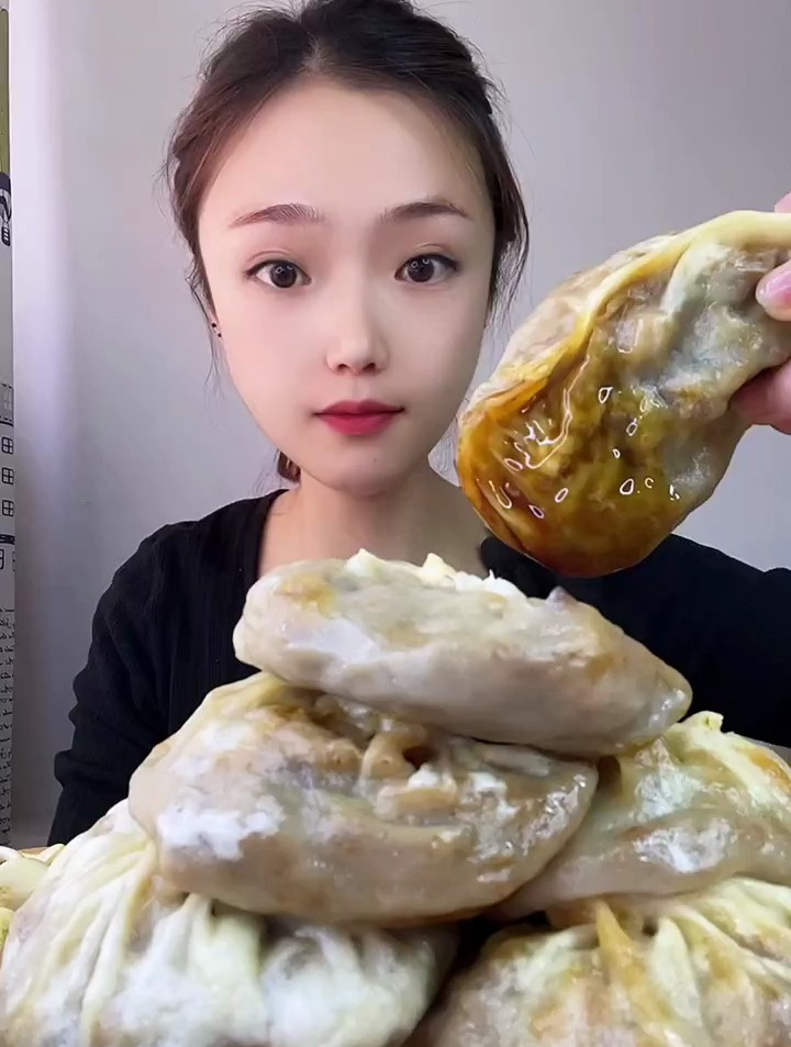圆葱金针菇馅的烫面大包子,皮薄馅大太香了