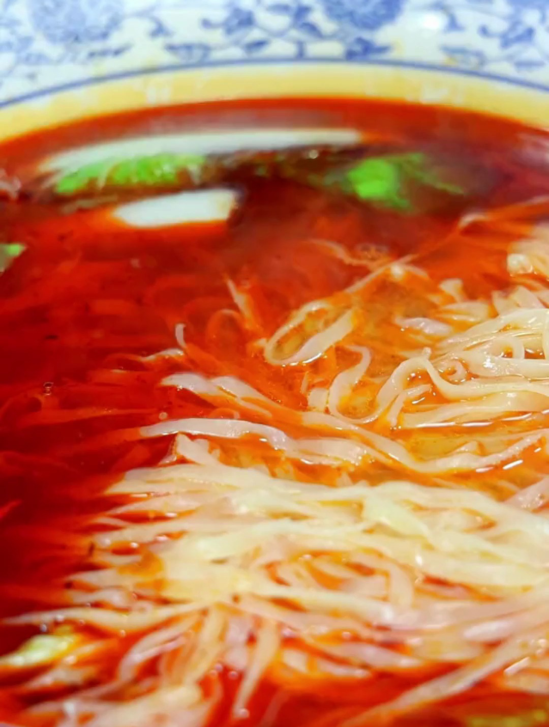 在重庆很多人早上都要整二两重庆小面,今天整个滑肉面来吃