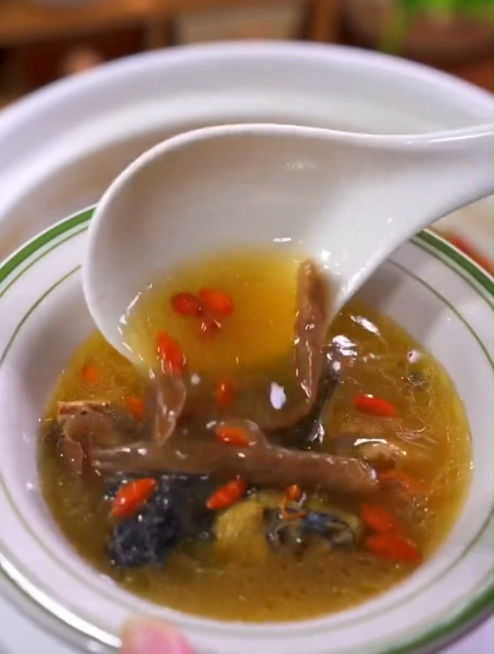 乌鸡汤做法,乌鸡汤这样炖营养又美味!