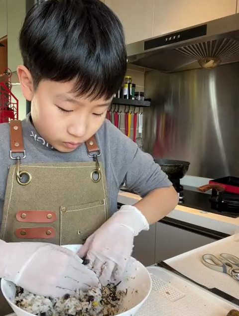 记录7岁儿子做早餐的视频,太懂事了!
