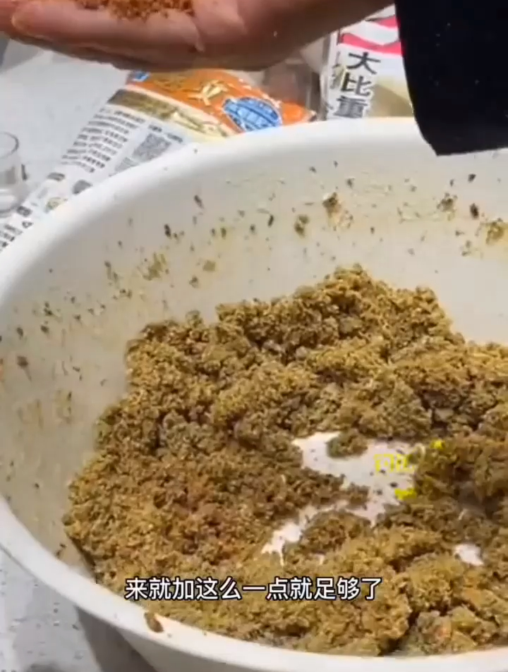 冬季开饵的时候适量加入磷虾粉,增加饵料鲜腥,诱鱼迅速发窝快!