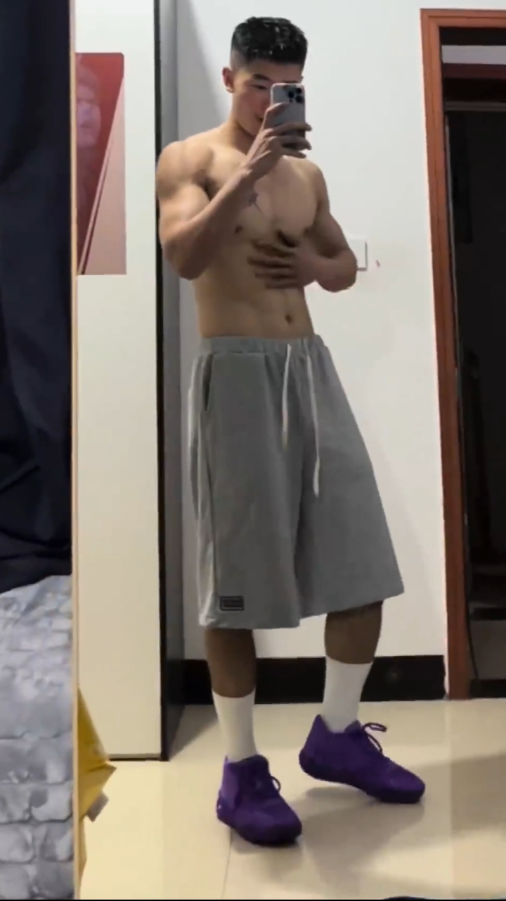 这么可爱的黑皮肌肉男,谁能拒绝得了呢!