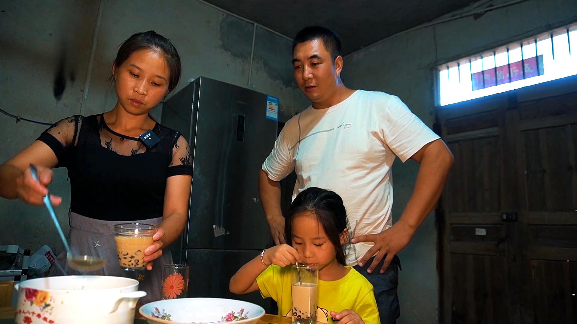 [图]女儿想吃奶茶，桃子姐在家自制珍珠奶茶，两小孩喝得美滋滋