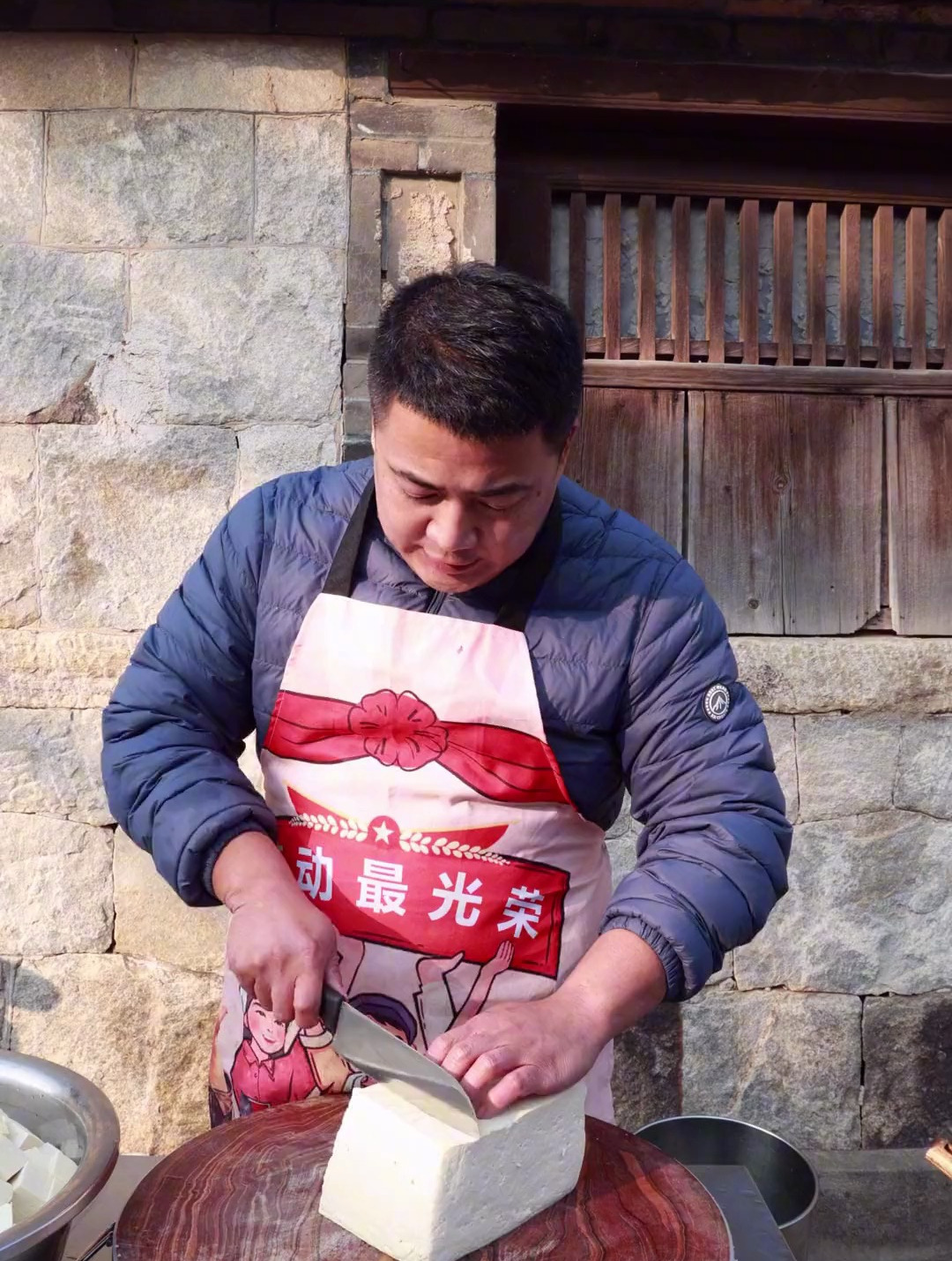 小贺今天给老人做《大锅炖菜》荤素搭配有营养,老人们很喜欢