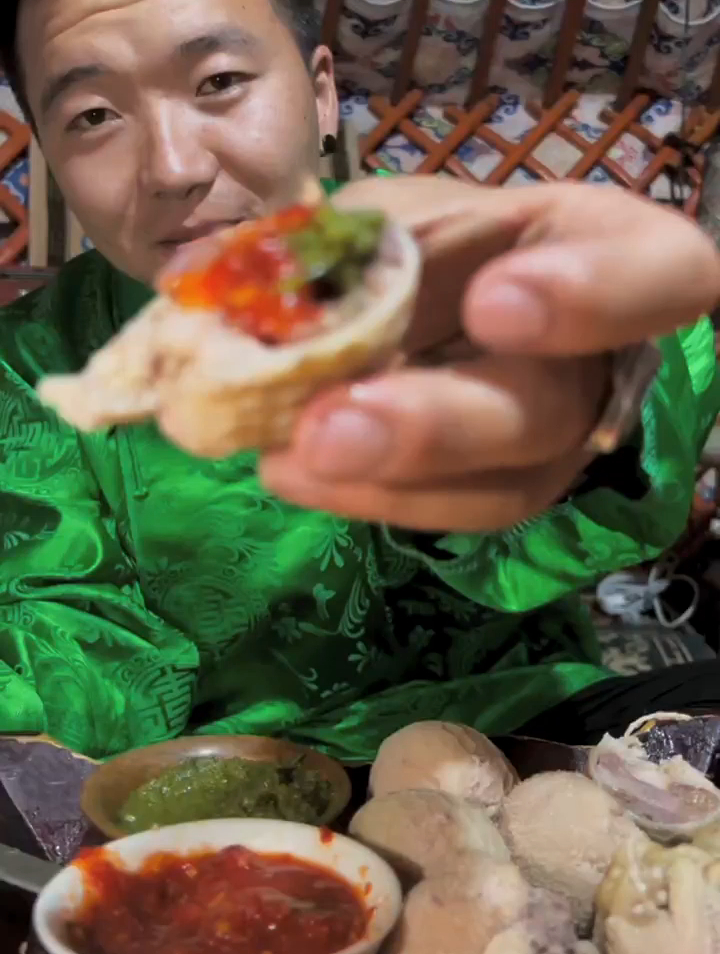 内蒙古表哥发来一段视频,看到他准备的肚包肉,这下有口福了!