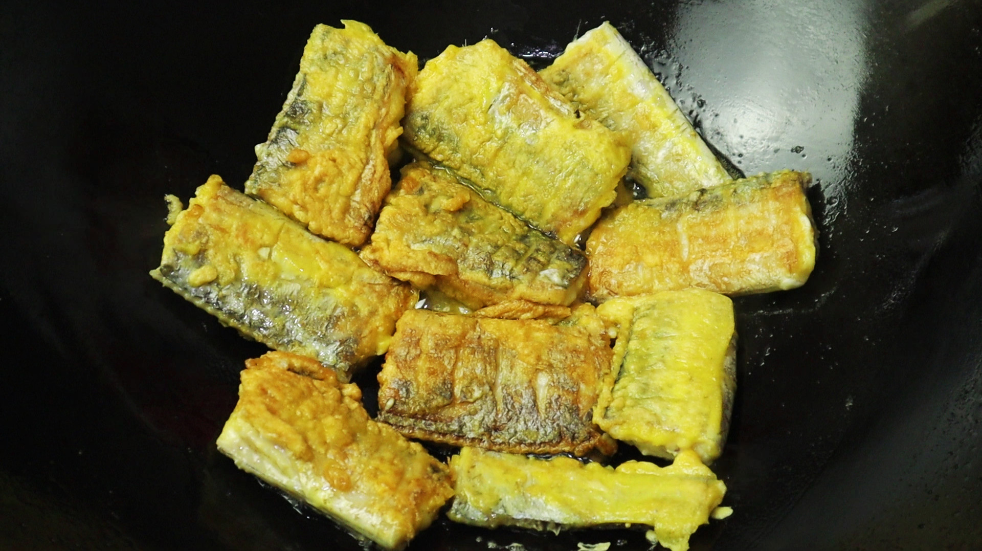 不管煎什么鱼,一定不要直接下锅,多做这一步,不粘锅不破皮