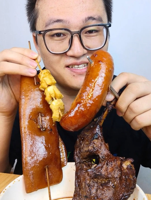 午夜小零食:周黑鸭鸭腿,哈尔滨红肠,猪皮