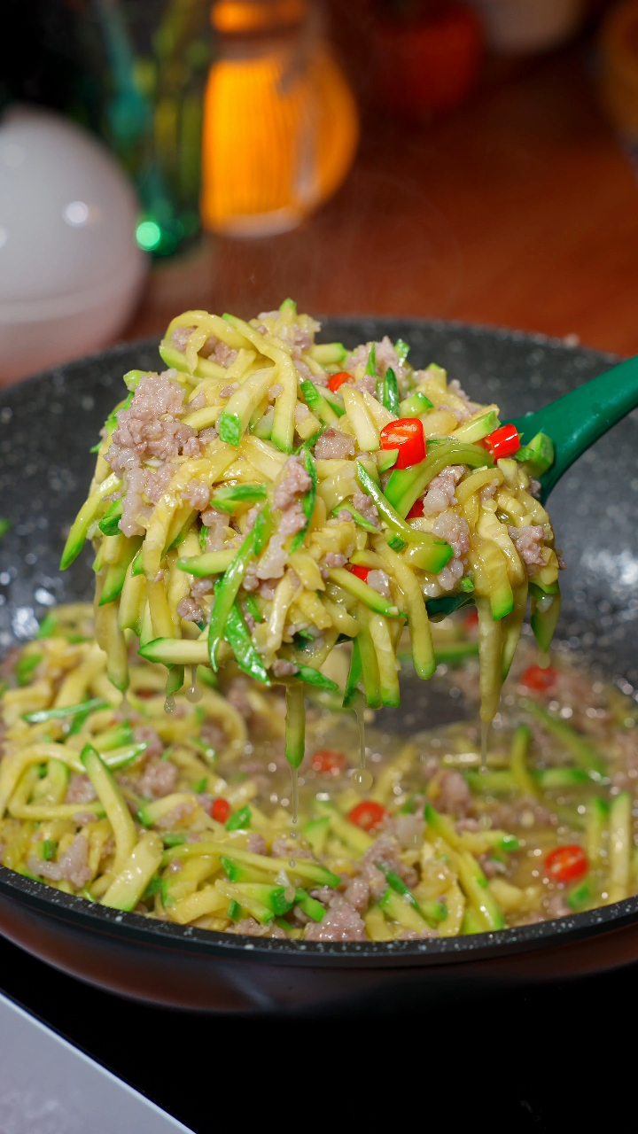 怎么把南瓜做得有食欲,试试肉沫南瓜丝