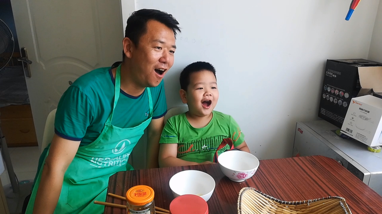 别以为做自媒体那么容易,看保定刚哥背后的故事,二宝都来帮忙拍