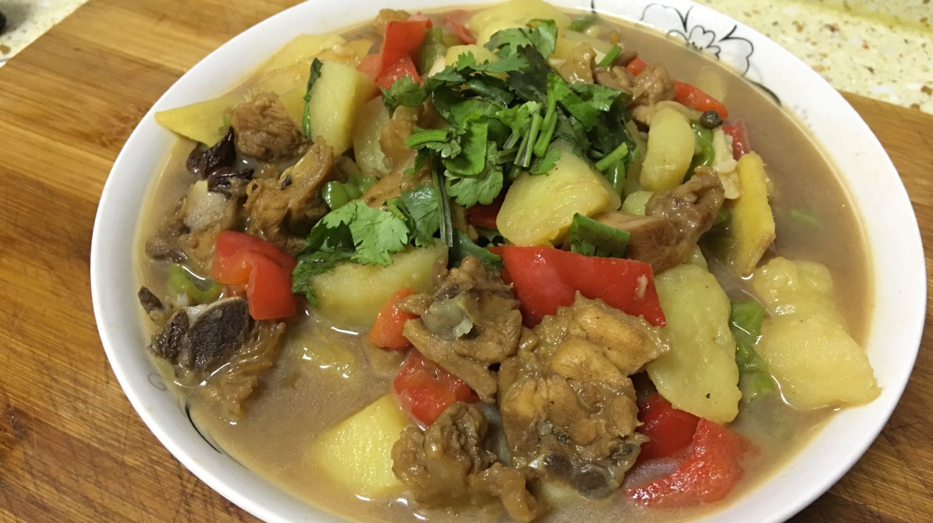 鸡肉炖土豆的家常做法,简单易学营养丰富,配上米饭吃超级下饭!