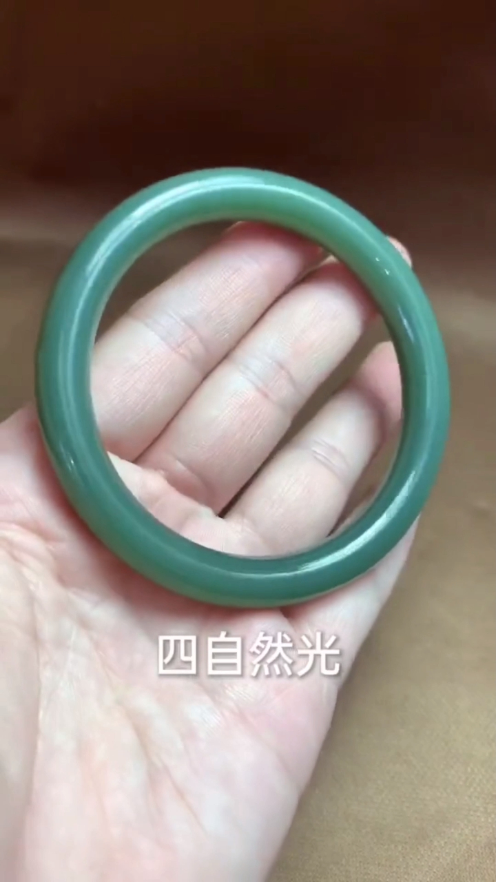 关于鸭蛋青的知识分享:同为和田碧玉,颜色却另有一番风味